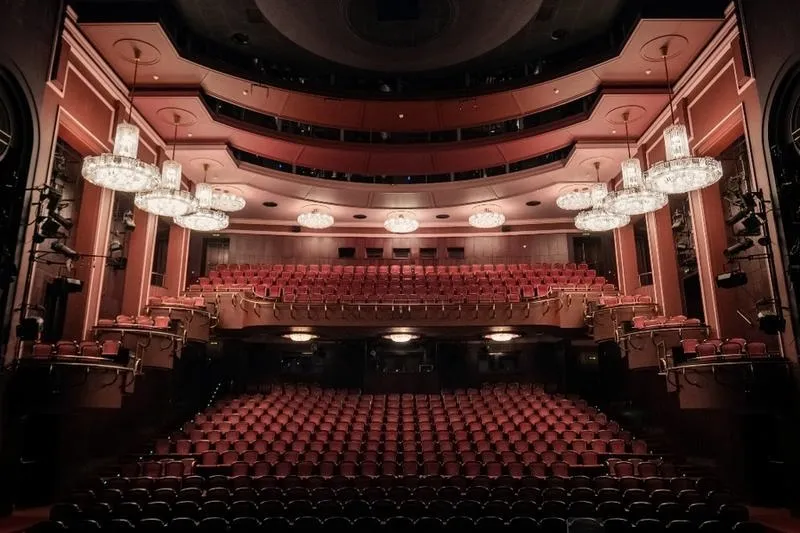 Co grają w teatrze w Warszawie? Sprawdź aktualne spektakle i repertuar na dziś!