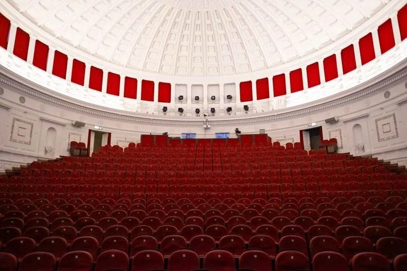 Co Pan tu robi? Przeżyj niezapomnianą komedię teatralną, która rozśmieszy do łez!