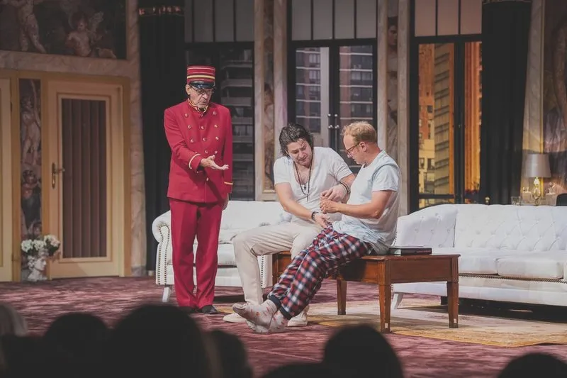 Czego nie widać w Teatrze Kwadrat? Odkryj recenzje i szczegóły spektaklu!