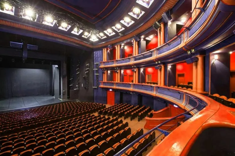 Elegancja i styl – jak uniknąć modowego faux pas w Teatrze Roma?