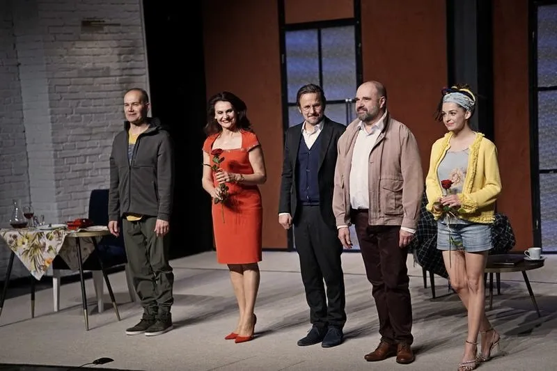Kolacja dla głupca – jak fenomen teatralny podbija serca widzów