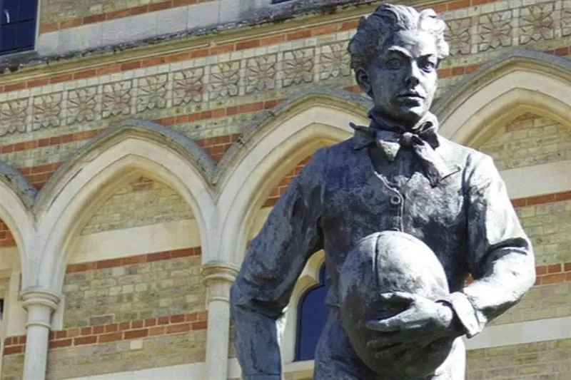 Kto wynalazł piłkę nożną? Odkryj niezwykłą historię i kontrowersje związane z jej początkiem