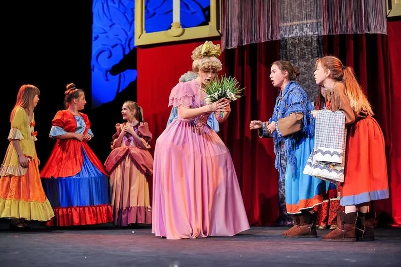 Ludzie inteligentni: tajemnice relacji w spektaklu teatralnym