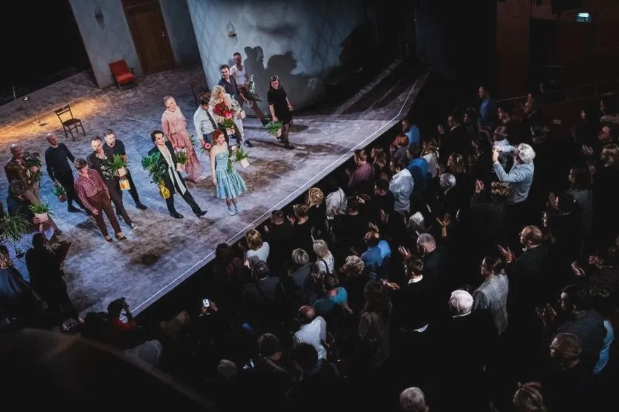 Nadchodzące wydarzenia w Teatrze Nowym: co do zobaczenia i jakie ceny czekają na widzów?