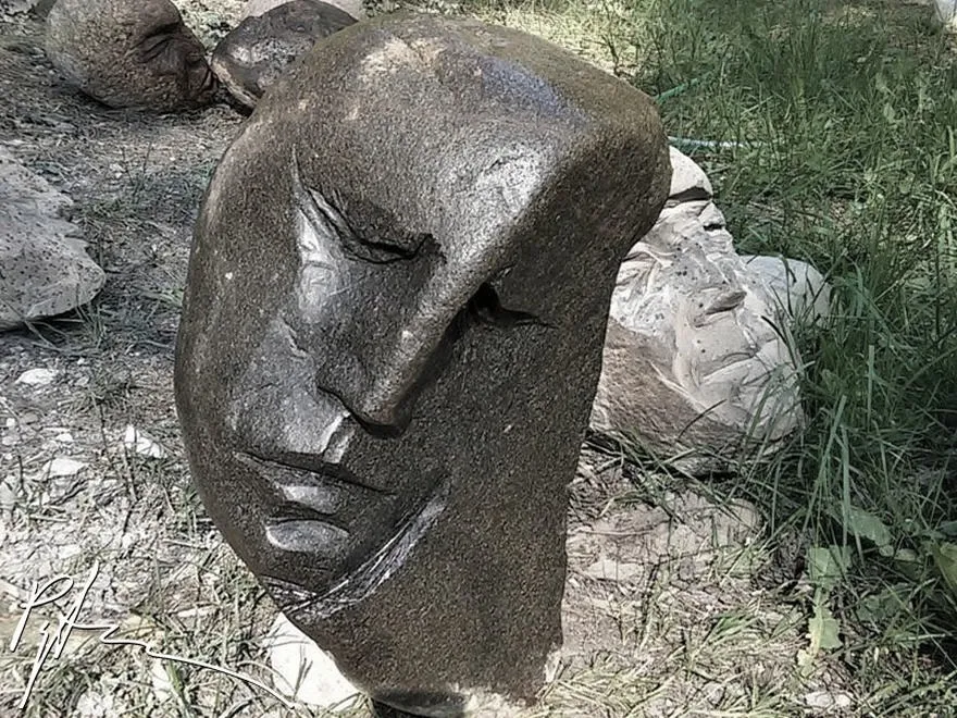 Ożywione emocje w rzeźbach z kamienia polnego – odkryj naturalne piękno w sztuce
