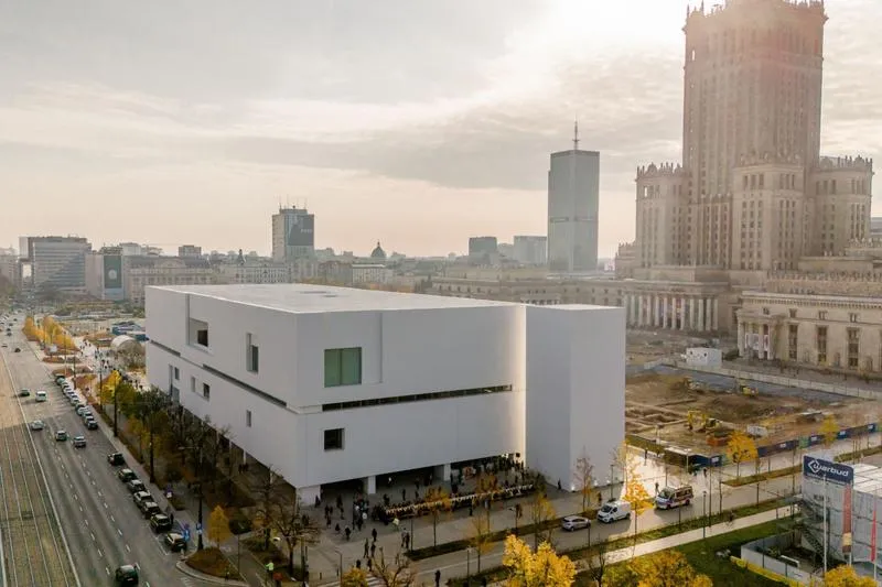 Podziwiaj postęp budowy Muzeum Sztuki Nowoczesnej dzięki kamerze na żywo