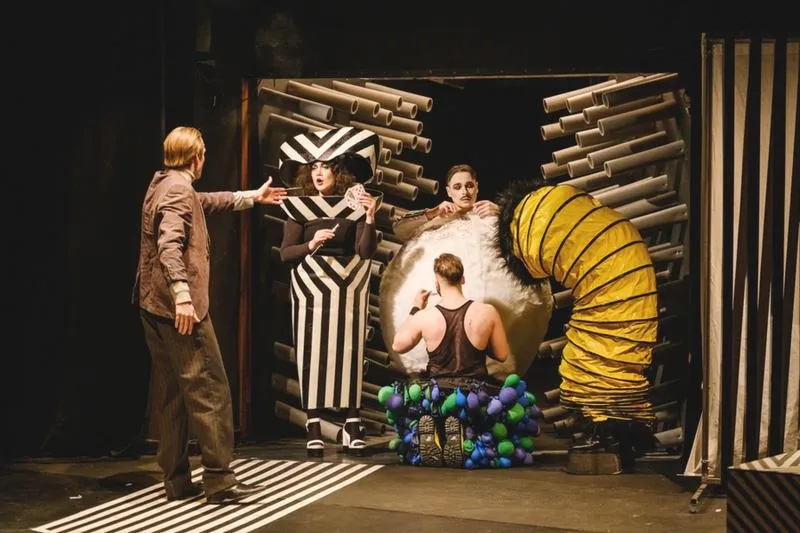 Teatr absurdu: Co to właściwie oznacza i jak wpłynął na sztukę?