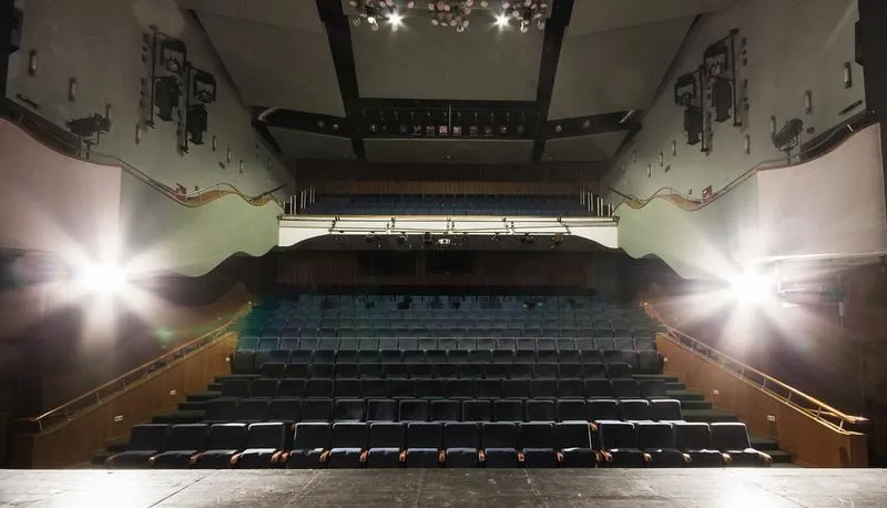 Teatr Nowy spektakle, które zachwycą: aktualne przedstawienia do zobaczenia w tym sezonie
