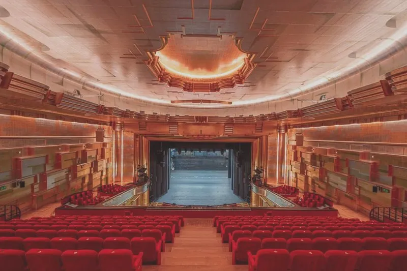 Ubranie do teatru Capitol — jak zachwycić stylowym wyglądem i uniknąć modowych wpadek