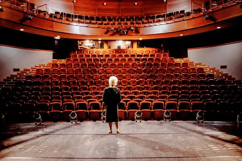 Za kurtyną Teatru Wybrzeże – odkryj kulisy i recenzje spektaklu