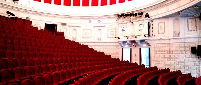 Eleganckie stylizacje teatralne