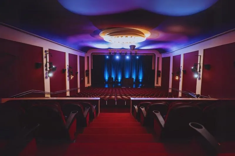 Komedie w teatrze Apollo